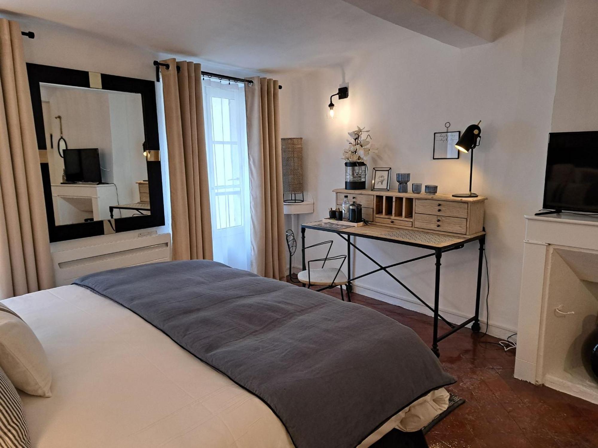 Hotel Le Patio De Sophie Систерон Екстериор снимка
