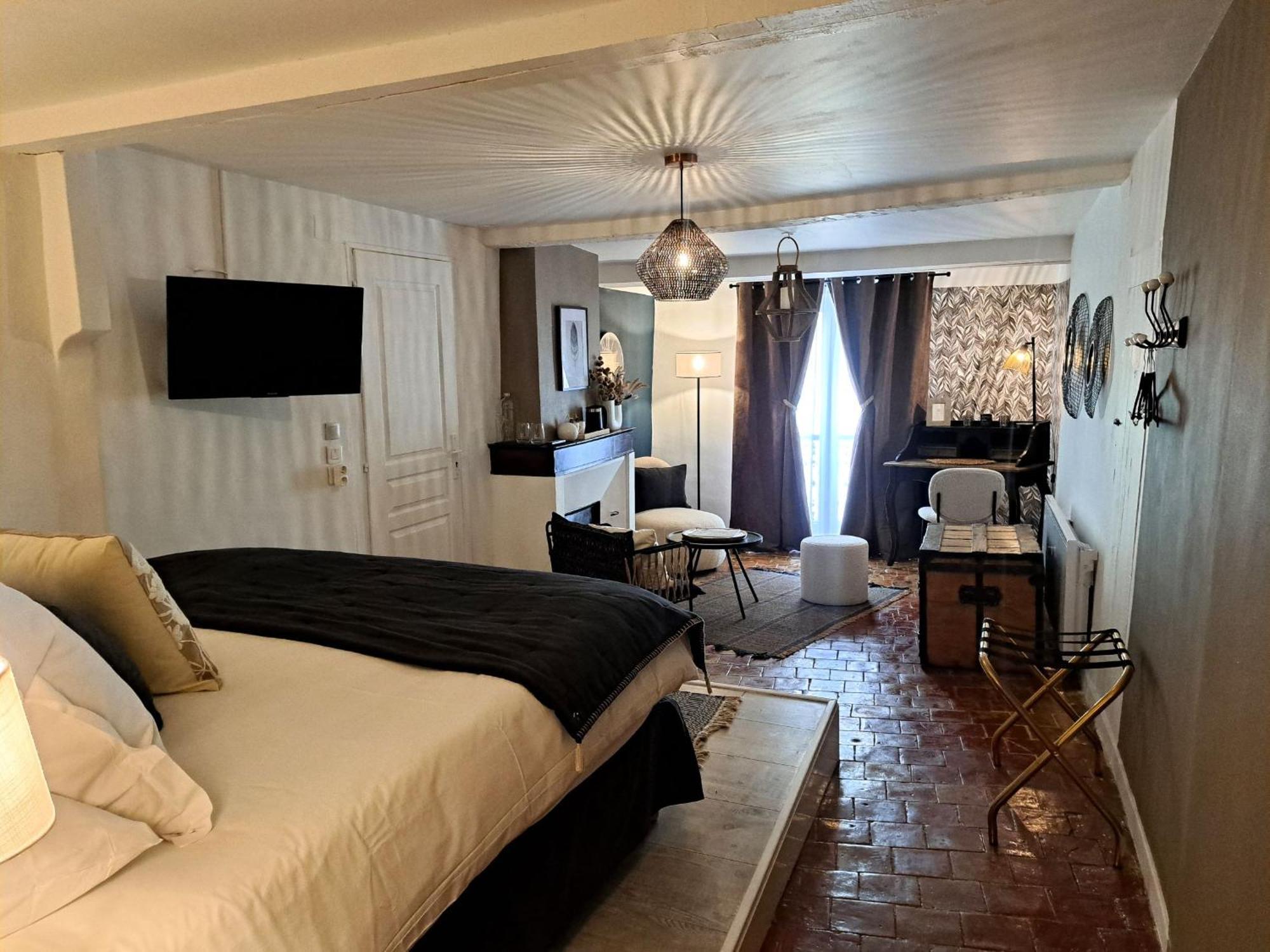 Hotel Le Patio De Sophie Систерон Стая снимка