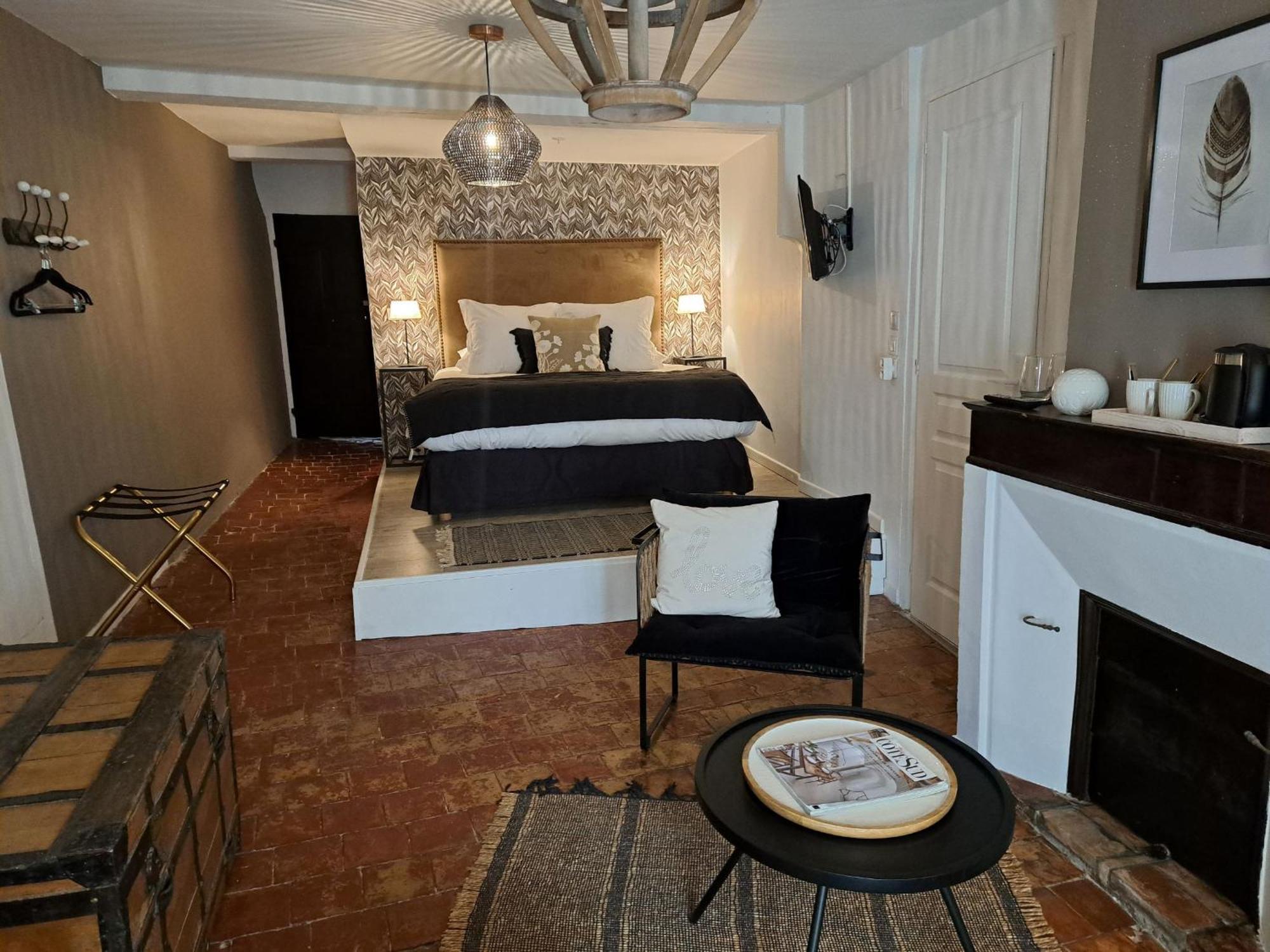 Hotel Le Patio De Sophie Систерон Стая снимка