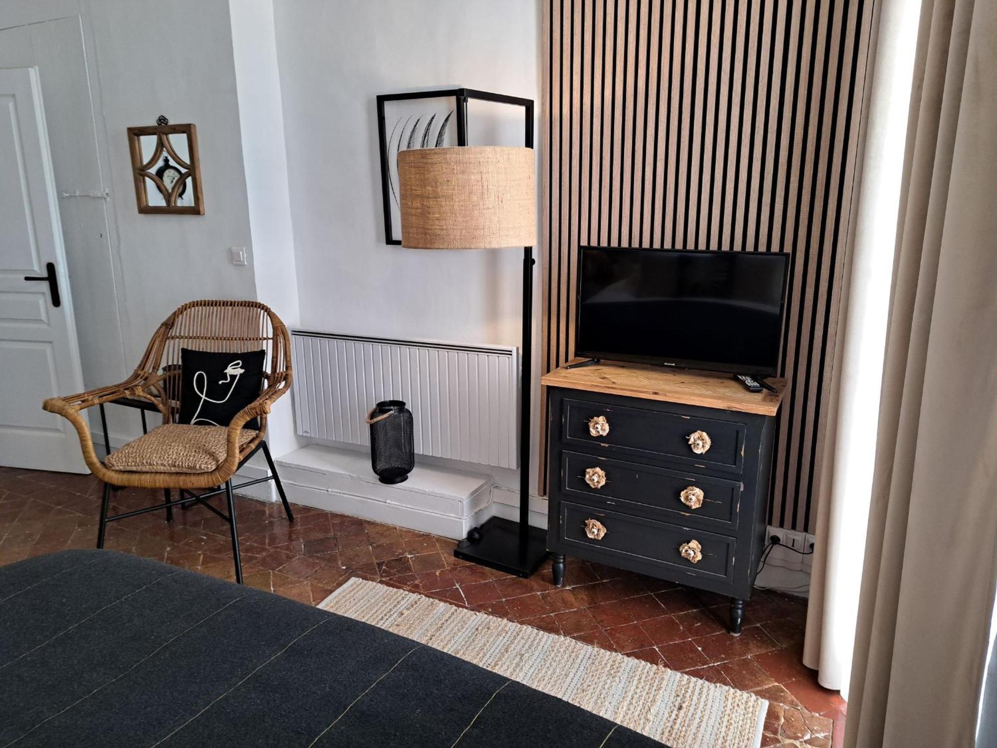 Hotel Le Patio De Sophie Систерон Стая снимка