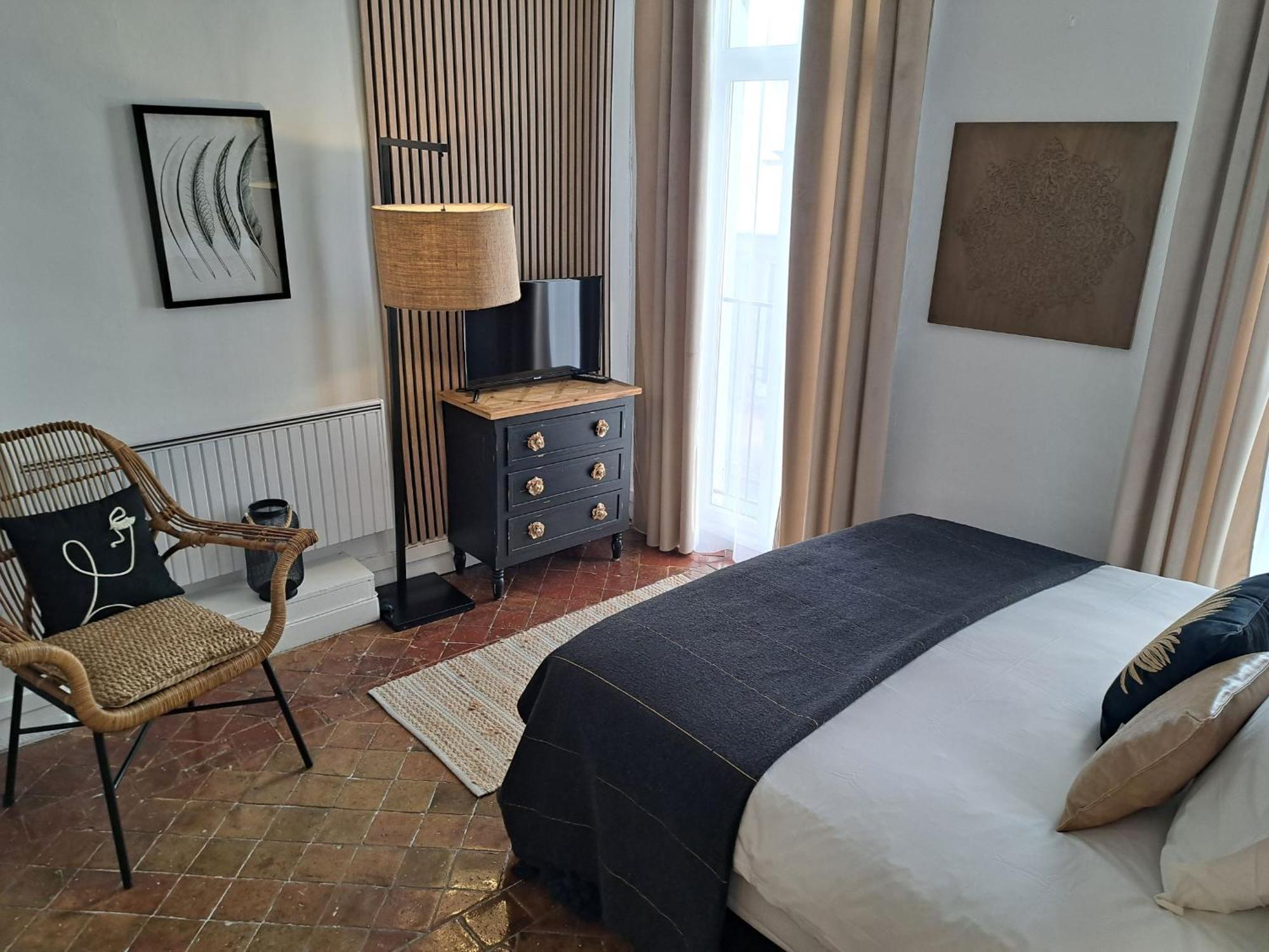Hotel Le Patio De Sophie Систерон Стая снимка