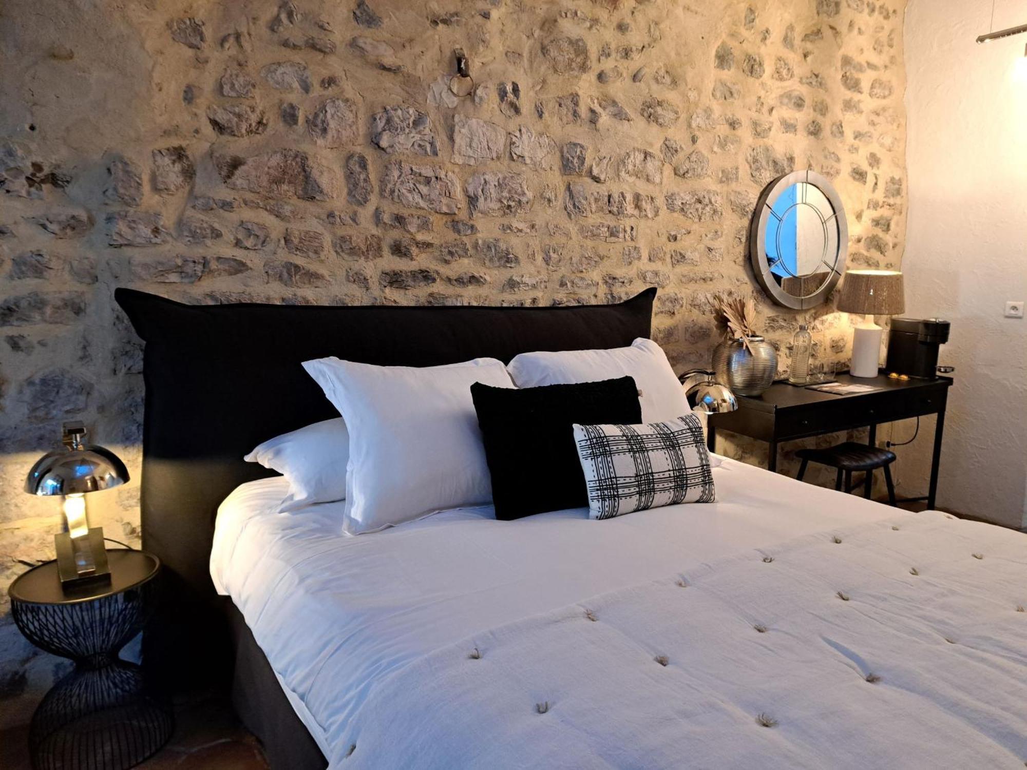 Hotel Le Patio De Sophie Систерон Стая снимка