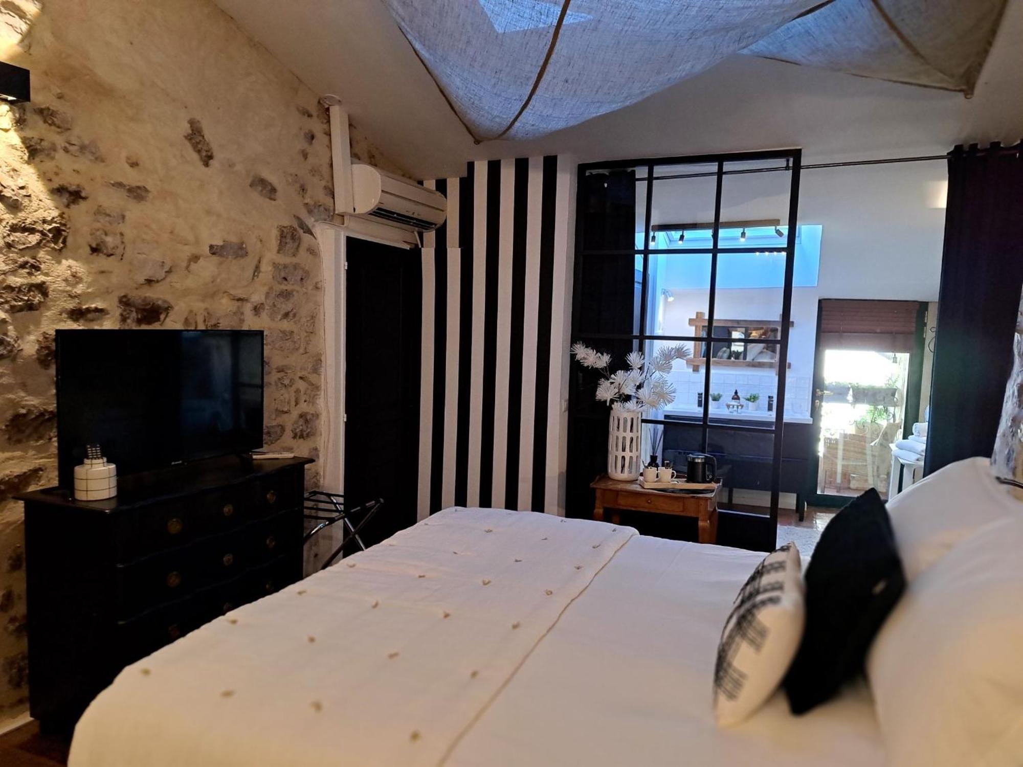 Hotel Le Patio De Sophie Систерон Стая снимка