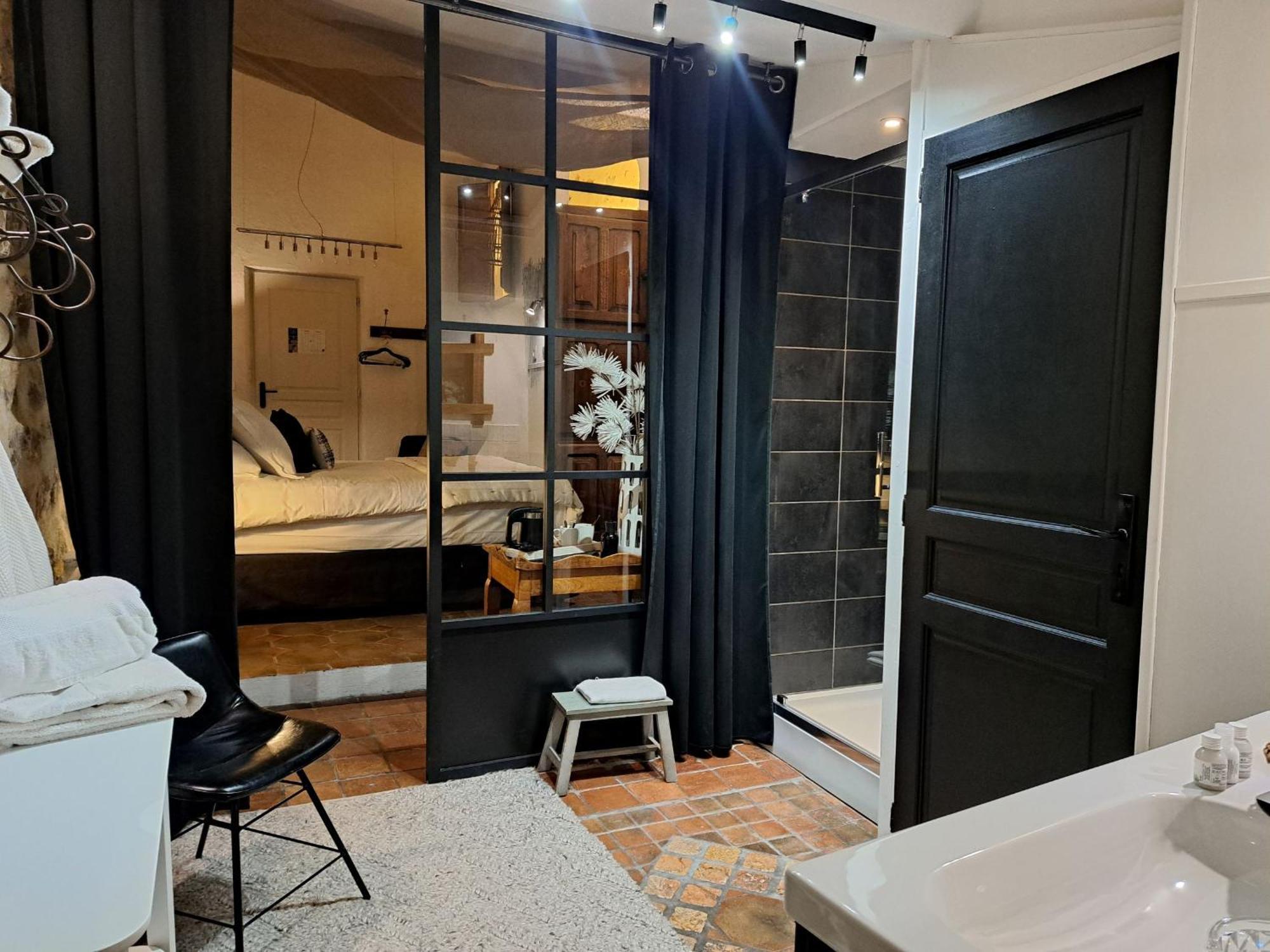 Hotel Le Patio De Sophie Систерон Стая снимка