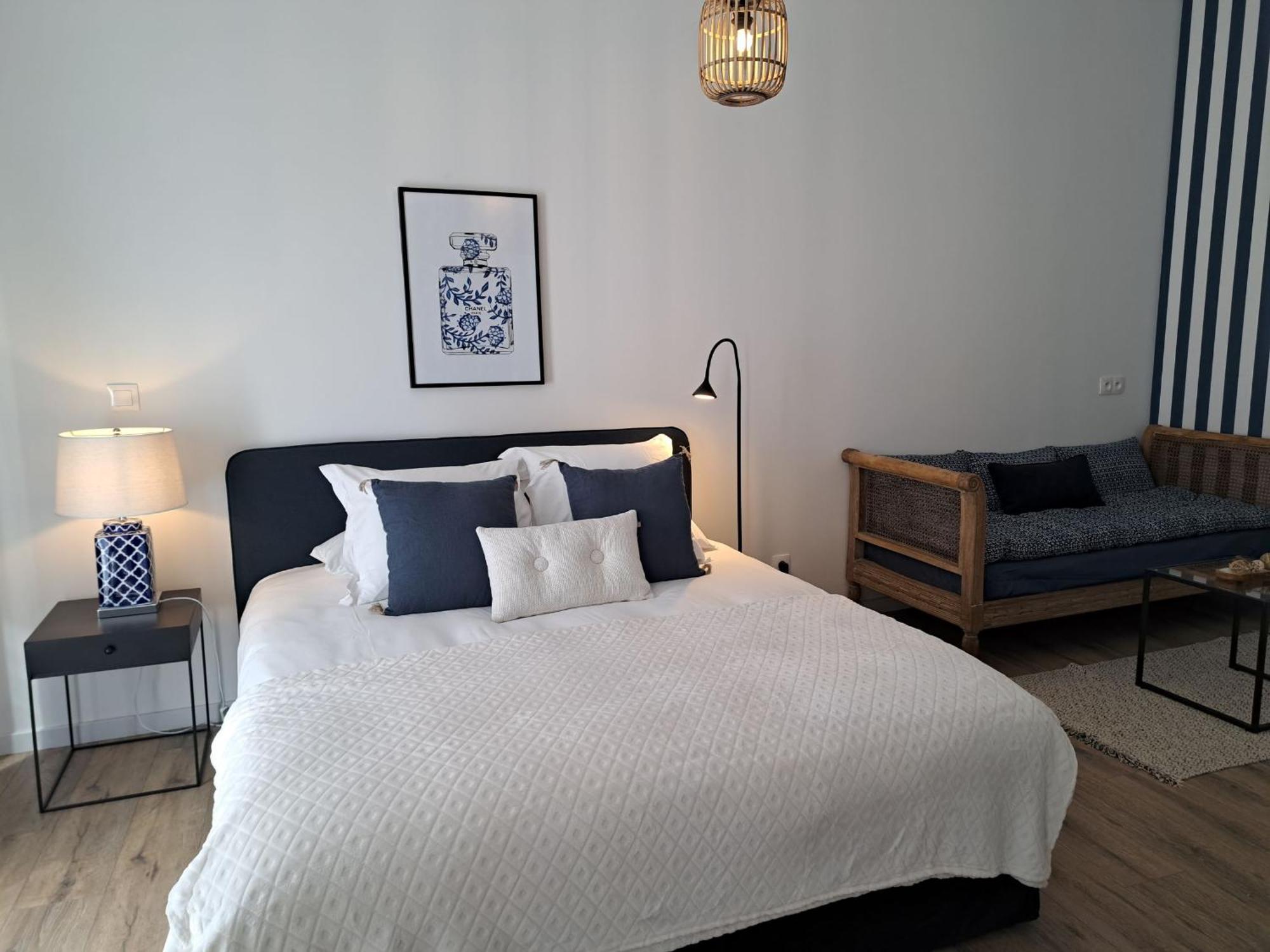 Hotel Le Patio De Sophie Систерон Стая снимка