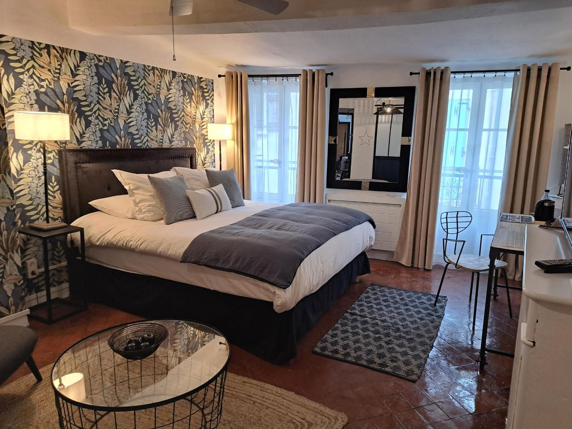 Hotel Le Patio De Sophie Систерон Стая снимка