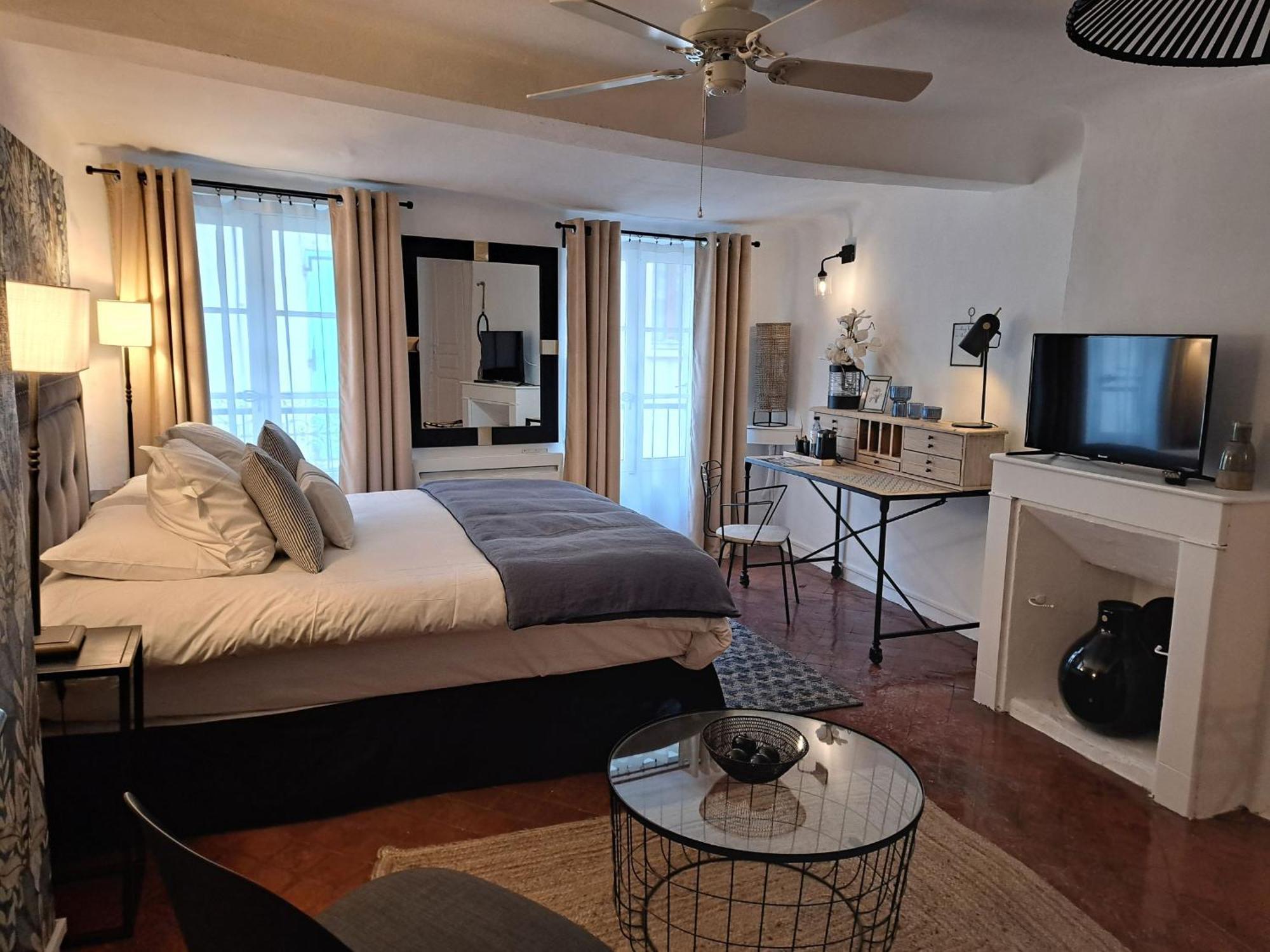 Hotel Le Patio De Sophie Систерон Стая снимка