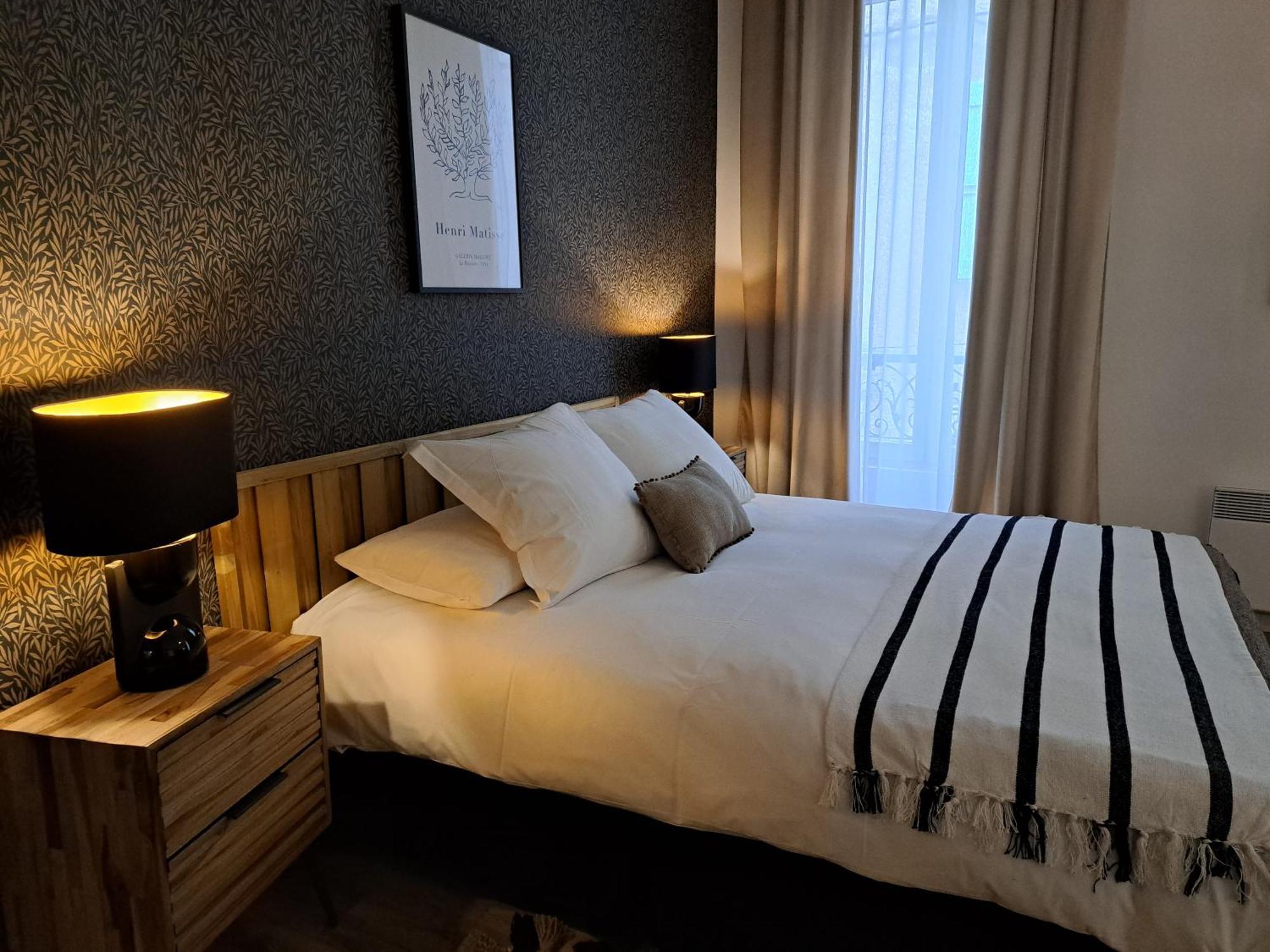 Hotel Le Patio De Sophie Систерон Стая снимка